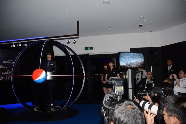 小栗旬、女性にペットボトルのふたを開けてもらい冷や汗！フォトギャラリー（11枚目）