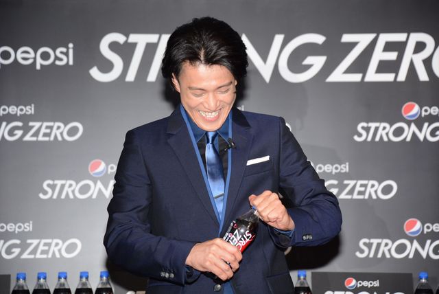 小栗旬、女性にペットボトルのふたを開けてもらい冷や汗！フォトギャラリー（12枚目）