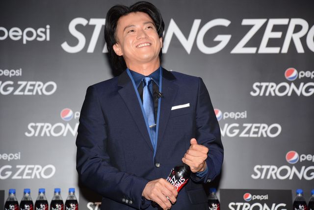 小栗旬、女性にペットボトルのふたを開けてもらい冷や汗！フォトギャラリー（13枚目）