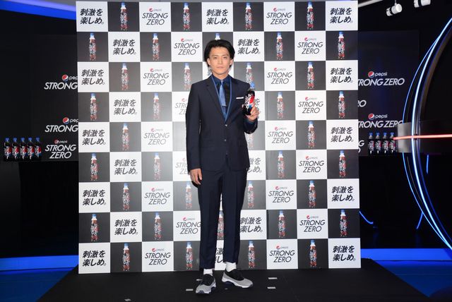 小栗旬、女性にペットボトルのふたを開けてもらい冷や汗！フォトギャラリー（14枚目）