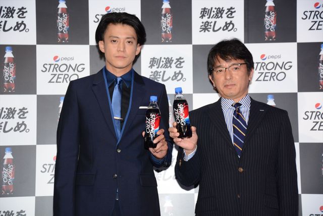 小栗旬、女性にペットボトルのふたを開けてもらい冷や汗！フォトギャラリー（15枚目）