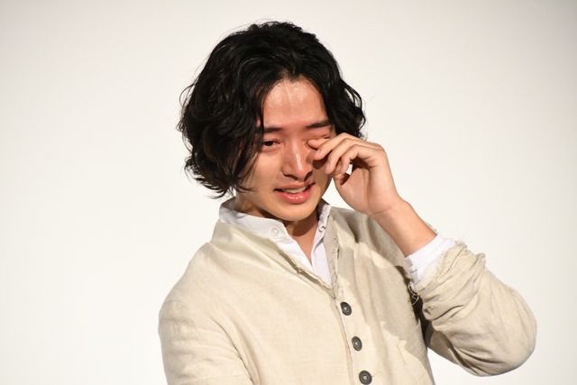 山崎賢人、涙止まらない舞台挨拶　大沢たかおと『キングダム　運命の炎』大ヒット御礼イベント（2枚目）