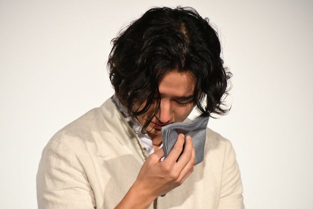 山崎賢人、涙止まらない舞台挨拶　大沢たかおと『キングダム　運命の炎』大ヒット御礼イベント（5枚目）