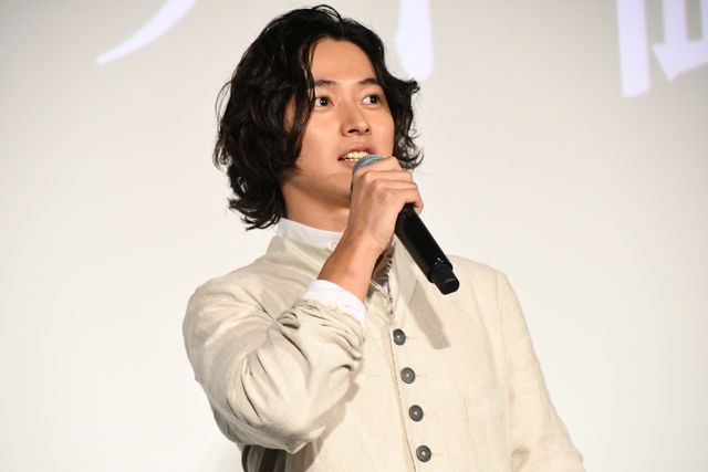 山崎賢人、涙止まらない舞台挨拶　大沢たかおと『キングダム　運命の炎』大ヒット御礼イベント（10枚目）