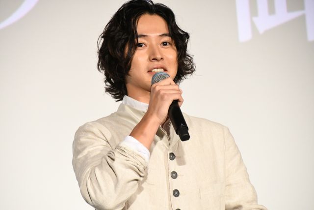 山崎賢人、涙止まらない舞台挨拶　大沢たかおと『キングダム　運命の炎』大ヒット御礼イベント（11枚目）