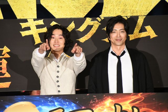 山崎賢人、涙止まらない舞台挨拶　大沢たかおと『キングダム　運命の炎』大ヒット御礼イベント（15枚目）