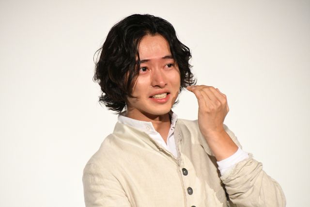 山崎賢人、涙止まらない舞台挨拶 大沢たかおと『キングダム 運命の炎』大ヒット御礼イベント