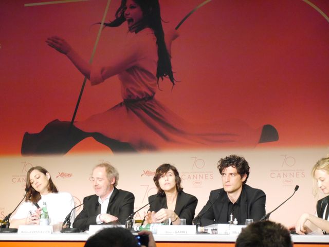 マリオン・コティヤール、シャルロット・ゲンズブール、マチュー・アマルリックが三角関係に！カンヌオープニング作品『Ismael's Ghosts』会見フォトギャラリー（2枚目）