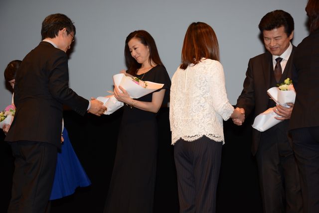 三浦友和、妻役・鈴木京香にデレデレ！貫地谷しほり＆中越典子＆渡辺大も登場！映画『救いたい』完成披露試写会フォトギャラリー（5枚目）