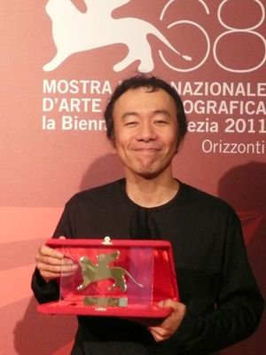 喜びの笑顔！　ベネチア映画祭オリゾンティ賞受賞の塚本晋也監督