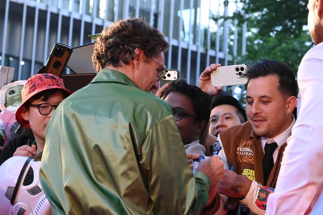 『スター・ウォーズ』ペドロ・パスカル＆ジョン・ファヴロー監督が来日！グローグーと一緒にプレミア登場（8枚目）