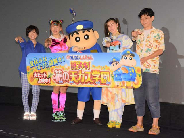 フワちゃんがおヘソをちらり『映画クレヨンしんちゃん 謎メキ!花の天カス学園』公開初日舞台あいさつ:フォトギャラリー