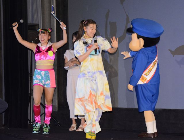 フワちゃんがおヘソをちらり『映画クレヨンしんちゃん　謎メキ！花の天カス学園』公開初日舞台あいさつ（2枚目）