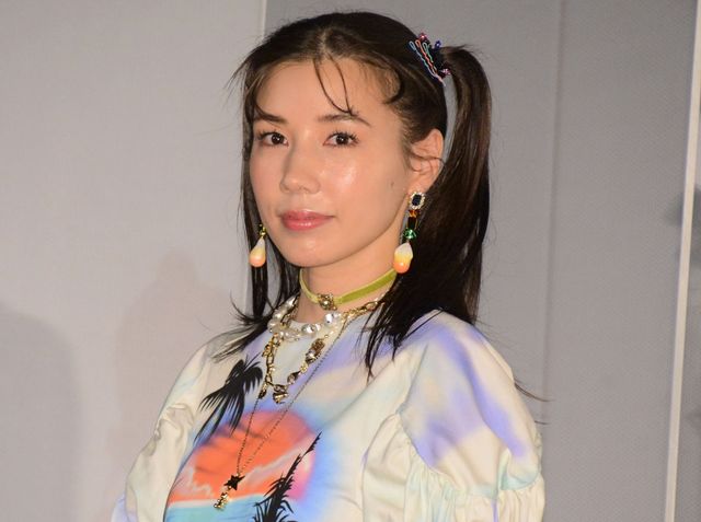 フワちゃんがおヘソをちらり『映画クレヨンしんちゃん　謎メキ！花の天カス学園』公開初日舞台あいさつ（3枚目）