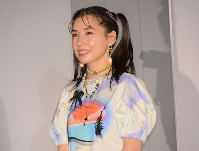 フワちゃんがおヘソをちらり『映画クレヨンしんちゃん　謎メキ！花の天カス学園』公開初日舞台あいさつ（5枚目）