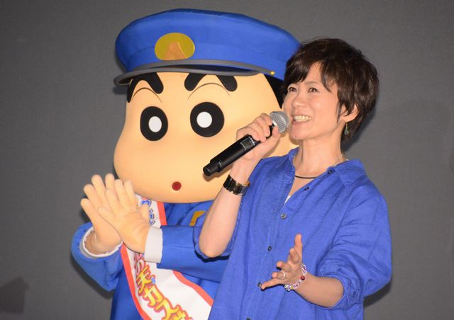 フワちゃんがおヘソをちらり『映画クレヨンしんちゃん　謎メキ！花の天カス学園』公開初日舞台あいさつ（7枚目）