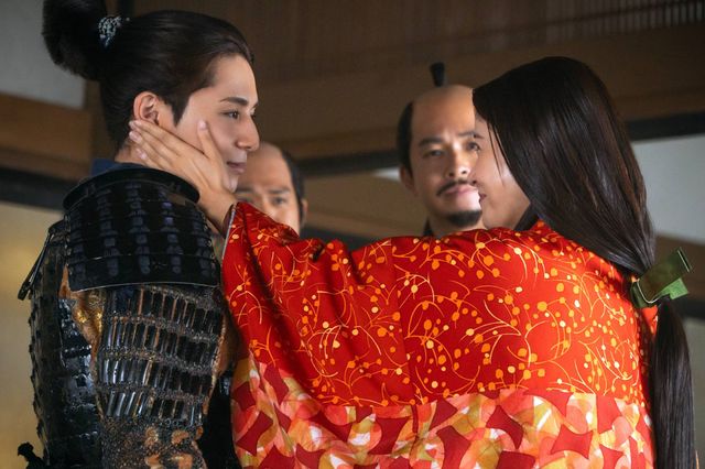山田涼介演じる豊臣秀次（三好信吉）と、その母とも（宮澤エマ）