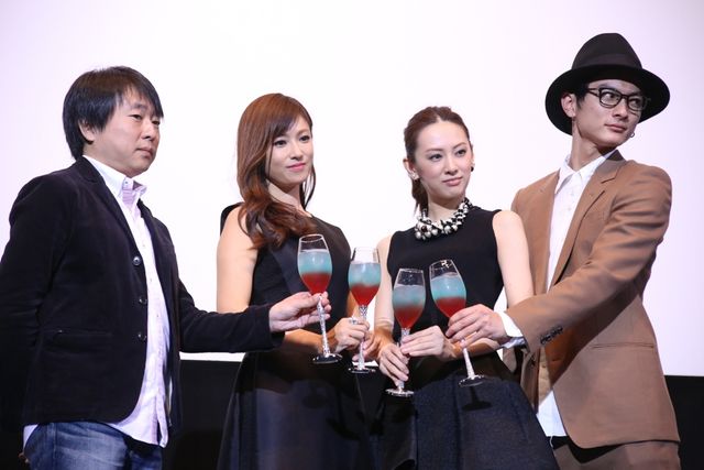 超絶美人が競演！北川景子＆深田恭子　映画『ルームメイト』初日舞台あいさつフォトギャラリー（10枚目）