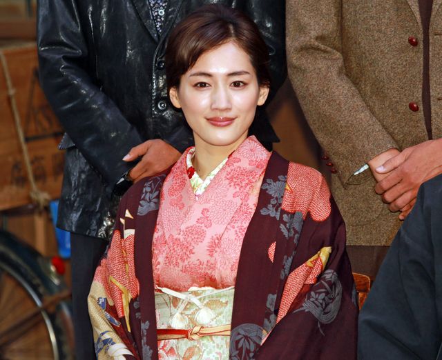 艶やかな和服姿の綾瀬はるかも爆笑…岡田准一ら『海賊とよばれた男』会見フォトギャラリー：フォトギャラリー