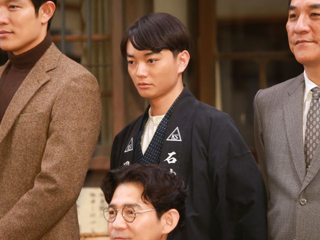 艶やかな和服姿の綾瀬はるかも爆笑…岡田准一ら『海賊とよばれた男』会見フォトギャラリー（4枚目）