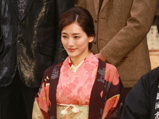 艶やかな和服姿の綾瀬はるかも爆笑…岡田准一ら『海賊とよばれた男』会見フォトギャラリー（5枚目）