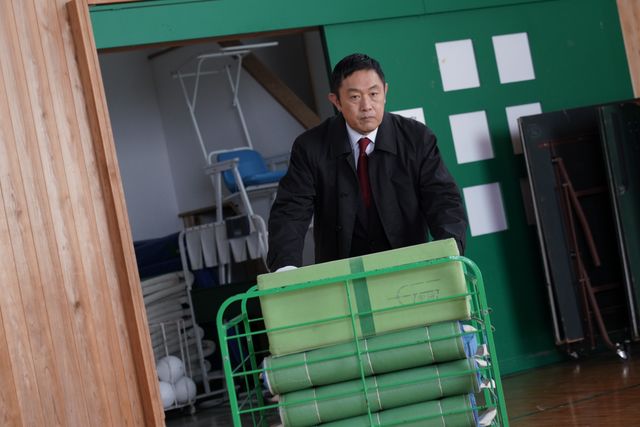 渡部秀の服が“アンク”カラー！三浦涼介がゲスト出演「科捜研の女 Season21」第16話（11枚目）