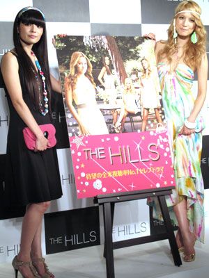 ロスのセレブファッションでデビューした秋元梢（左）とマリエ