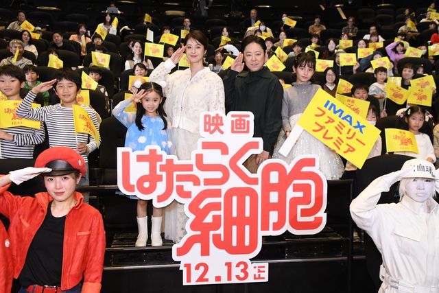 かわいすぎる子役たち！『はたらく細胞』泉谷星奈＆マイカ・ピュ、阿部サダヲ＆松本若菜とファミリープレミア試写会に登場（9枚目）