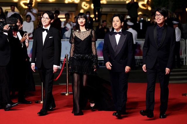 小松菜奈、シースルーの美麗ドレスで美背中披露　二宮和也とカンヌ映画祭レッドカーペットデビュー（10枚）（2枚目）