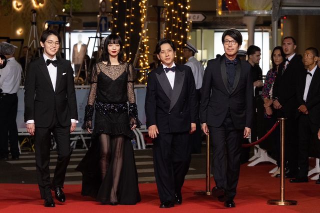 小松菜奈、シースルーの美麗ドレスで美背中披露　二宮和也とカンヌ映画祭レッドカーペットデビュー（10枚）（7枚目）