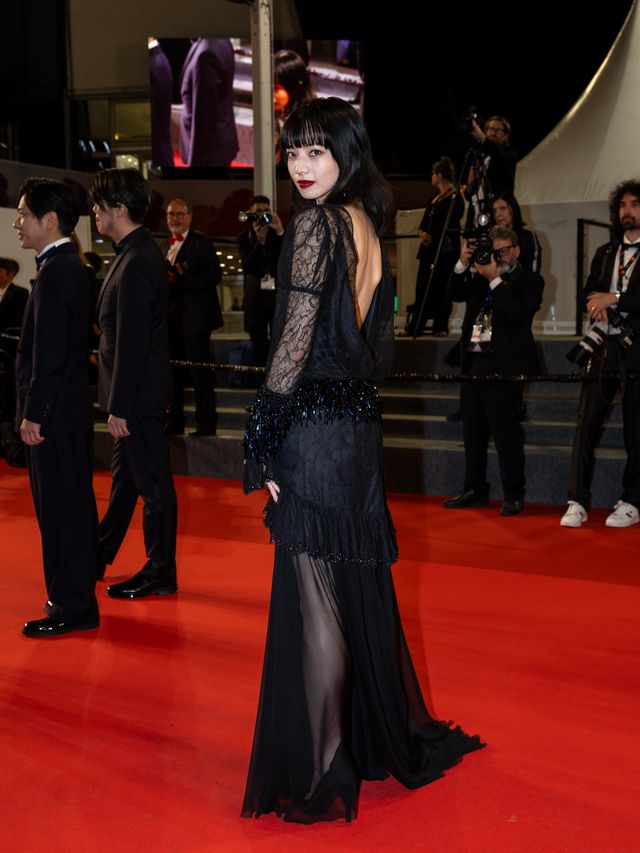 小松菜奈、シースルーの美麗ドレスで美背中披露　二宮和也とカンヌ映画祭レッドカーペットデビュー（10枚）（10枚目）