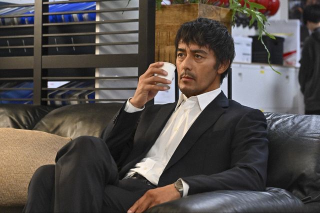 【ネタバレ】進藤（阿部寛）とAD・本橋（道枝駿佑）、隠ぺいの証拠を求めて奮闘！日曜劇場「キャスター」第5話場面写真（2枚目）