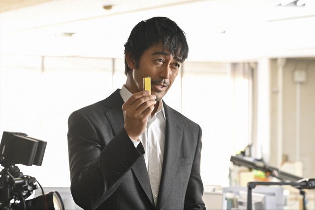 【ネタバレ】進藤（阿部寛）とAD・本橋（道枝駿佑）、隠ぺいの証拠を求めて奮闘！日曜劇場「キャスター」第5話場面写真（7枚目）