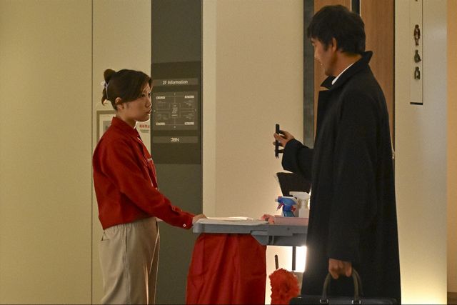 【ネタバレ】進藤（阿部寛）とAD・本橋（道枝駿佑）、隠ぺいの証拠を求めて奮闘！日曜劇場「キャスター」第5話場面写真（9枚目）