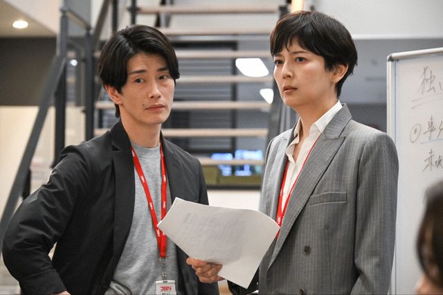 【ネタバレ】進藤（阿部寛）とAD・本橋（道枝駿佑）、隠ぺいの証拠を求めて奮闘！日曜劇場「キャスター」第5話場面写真（12枚目）