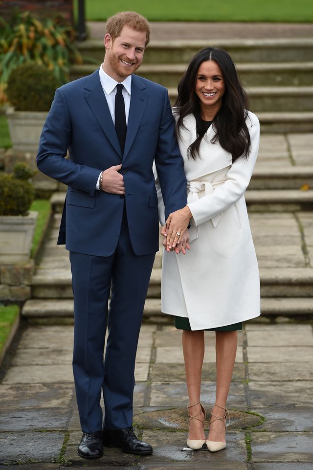 11月27日、英国のヘンリー王子（左）と婚約した米女優メーガン・マークルさん（右）がカナダのブランドのコートを着用したことを受け、同ブランドの知名度が一気に高まっている。写真はケンジントン宮殿で代表撮影