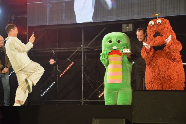 カンバーバッチがカメラマン！「東京コミコン2024」ジュード・ロウ誕生日サプライズの様子：フォトギャラリー