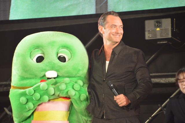 カンバーバッチがカメラマン！「東京コミコン2024」ジュード・ロウ誕生日サプライズの様子（4枚目）