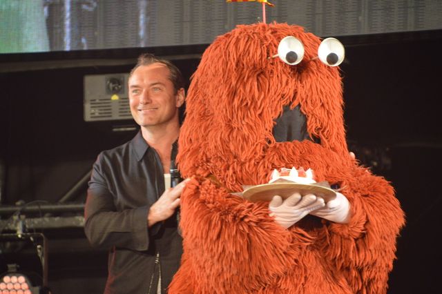 カンバーバッチがカメラマン！「東京コミコン2024」ジュード・ロウ誕生日サプライズの様子（6枚目）