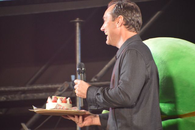 カンバーバッチがカメラマン！「東京コミコン2024」ジュード・ロウ誕生日サプライズの様子（7枚目）