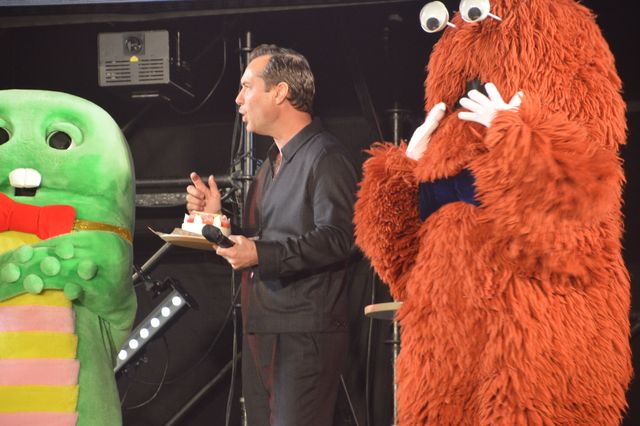 カンバーバッチがカメラマン！「東京コミコン2024」ジュード・ロウ誕生日サプライズの様子（8枚目）