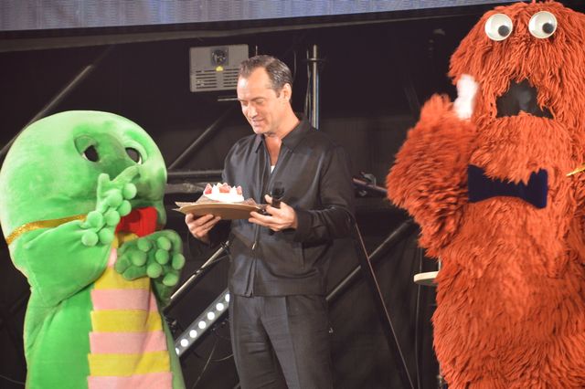 カンバーバッチがカメラマン！「東京コミコン2024」ジュード・ロウ誕生日サプライズの様子（9枚目）