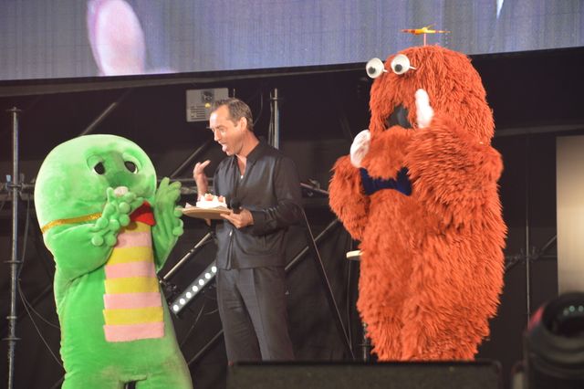 カンバーバッチがカメラマン！「東京コミコン2024」ジュード・ロウ誕生日サプライズの様子（10枚目）