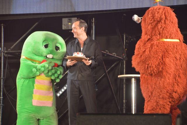 カンバーバッチがカメラマン！「東京コミコン2024」ジュード・ロウ誕生日サプライズの様子（12枚目）