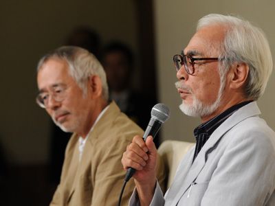 引退に際して会見を行った宮崎駿監督（右）と同席した鈴木敏夫プロデューサー（左）