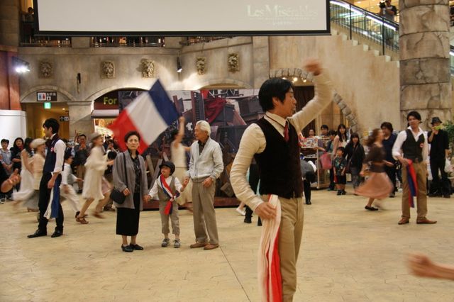 映画『レ・ミゼラブル』ブルーレイ＆DVD発売記念フラッシュモブ 写真ギャラリー（2枚目）