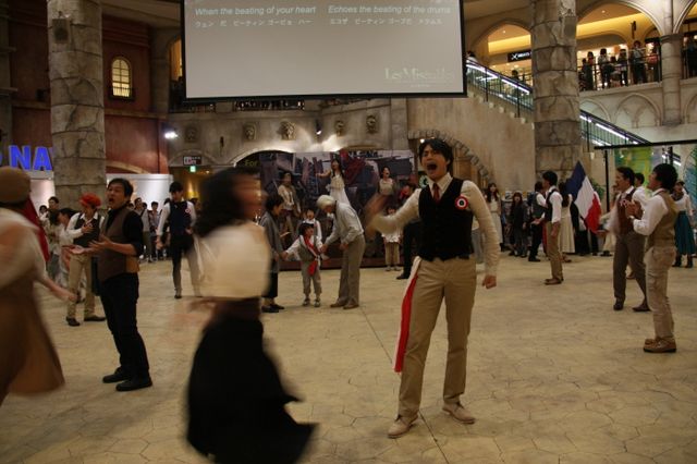 映画『レ・ミゼラブル』ブルーレイ＆DVD発売記念フラッシュモブ 写真ギャラリー（3枚目）