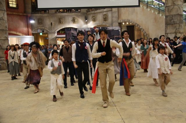 映画『レ・ミゼラブル』ブルーレイ＆DVD発売記念フラッシュモブ 写真ギャラリー（4枚目）