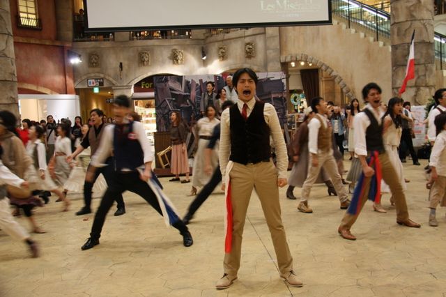 映画『レ・ミゼラブル』ブルーレイ＆DVD発売記念フラッシュモブ 写真ギャラリー（5枚目）