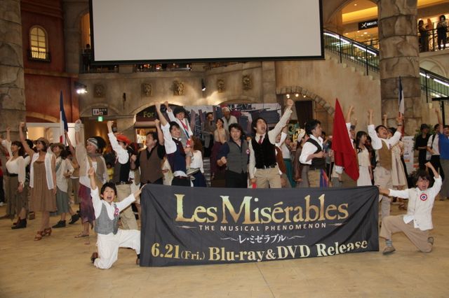 映画『レ・ミゼラブル』ブルーレイ＆DVD発売記念フラッシュモブ 写真ギャラリー（7枚目）